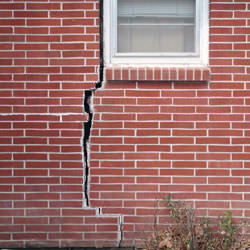 A foundation with a large crack that's wider at the top than on the bottom in Poteet